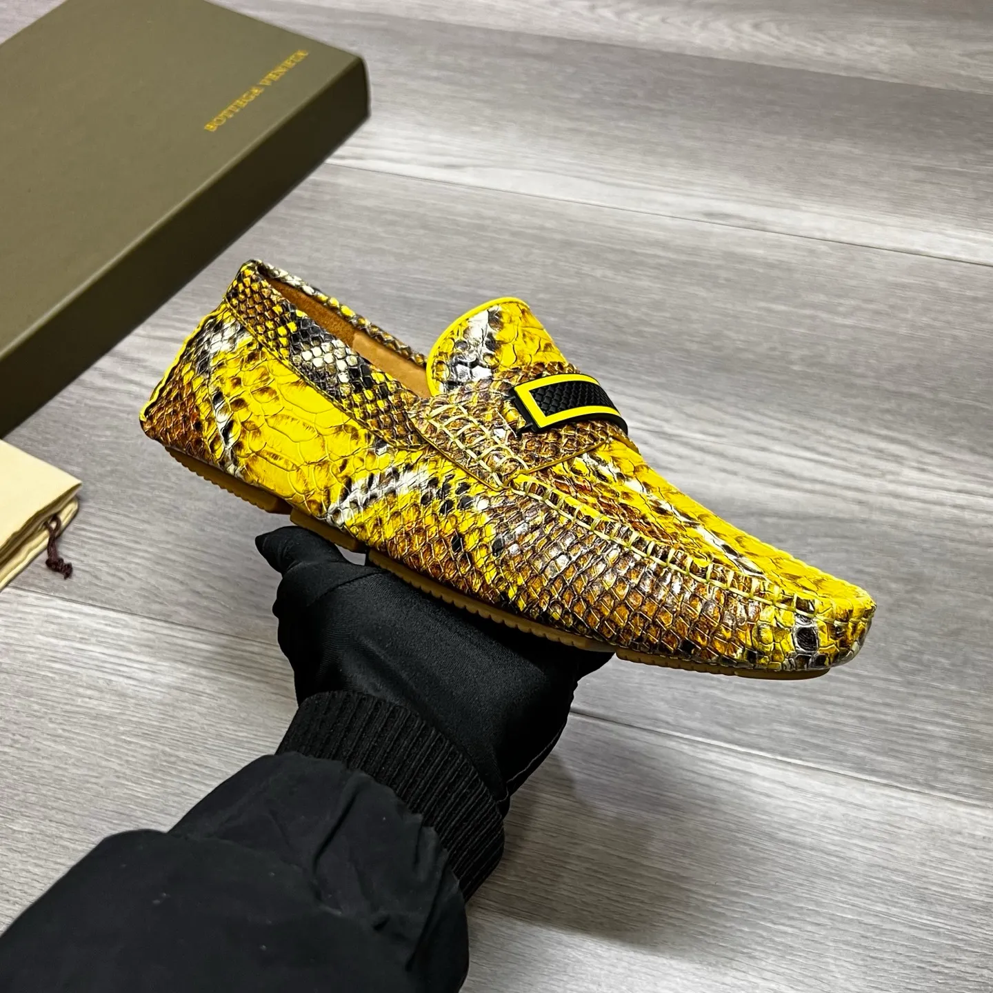 Factory price 480 BV 〰️Purely handmade classic men's beanie shoes👉👉driving shoes, slip-on shoes, made of imported cowhide from Italy, 💕water-dyed cowhide lining, 🔊original outsole, waterproof platform design, comfortable on the feet. Good choice for traveling and driving, single color available, code number: 38-44, (45 can be customized)